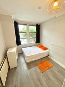 N17 9DD - Disponível 19/03 Quinta - Casal £230 - Uma pessoa £200