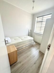 CASA DISPONÍVEL - TW13 4HX - Feltham - Disponível 31 de Março - £2,050 mensal