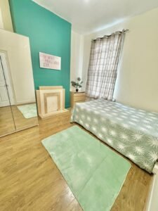 N17 6RY - Disponível 16/04 Quinta - Casal £230  - 1 pessoa £200